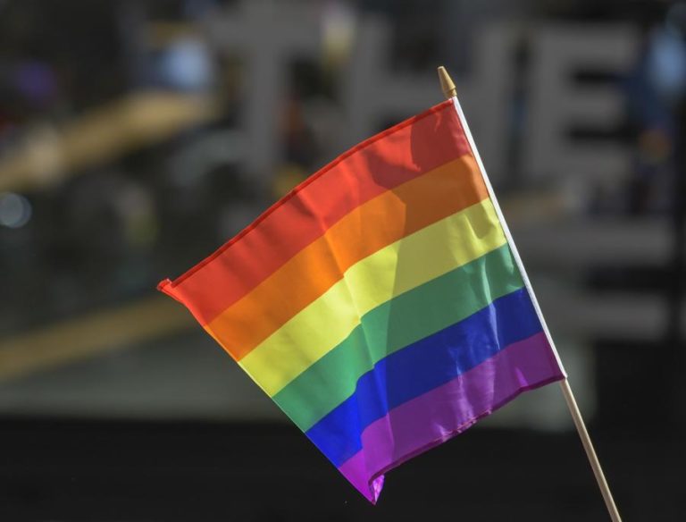 Câmara de Lisboa hasteia bandeira LGBTQIA+ na Praça do Município