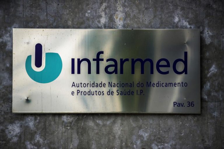 Farmacêuticas demoraram nove meses a submeter medicamentos e Infarmed 11 a avaliar e decidir