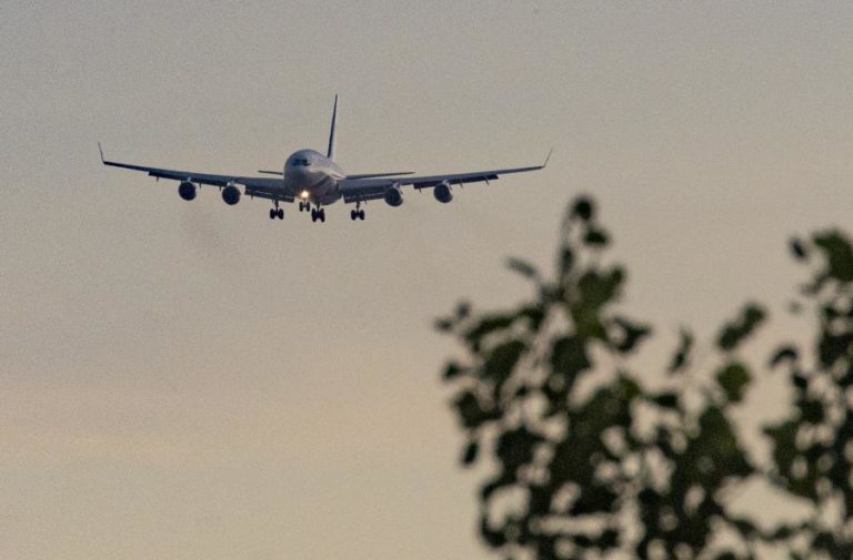 Mais de 50 aviões desviados para aeroportos alternativos após ataque a Moscovo