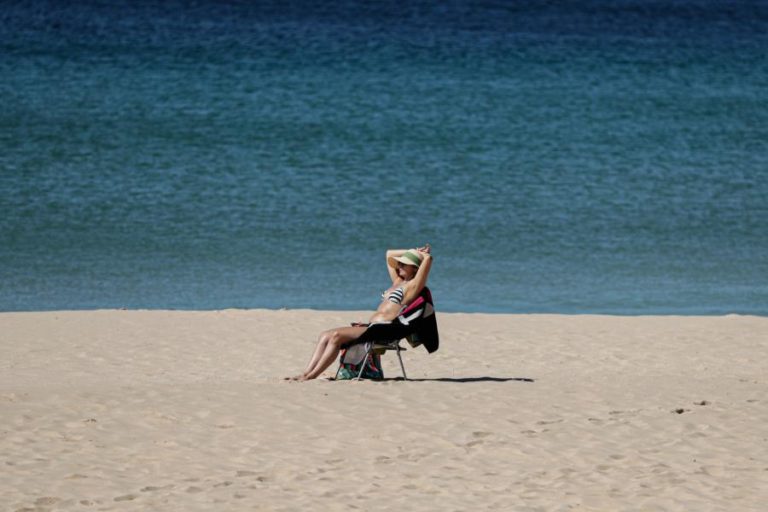 Época balnear arranca hoje em 13 praias de Cascais e quatro da Madeira