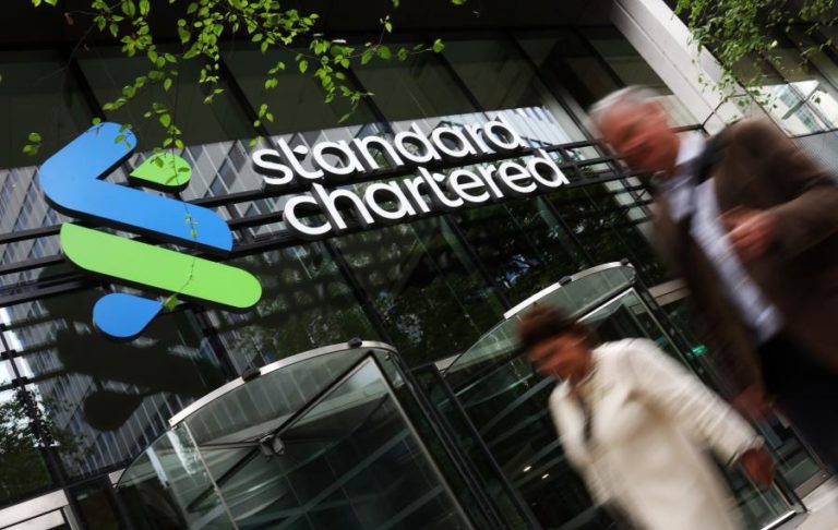 Banco Standard Chartered prevê eliminar milhares de postos de trabalho até 2030