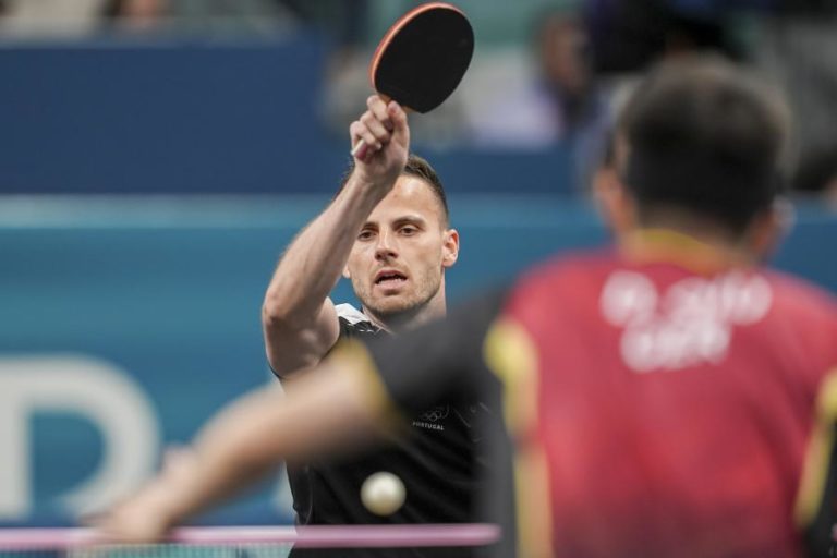 Tiago Apolónia apura-se para as ‘meias’ do WTT Pristina de ténis de mesa