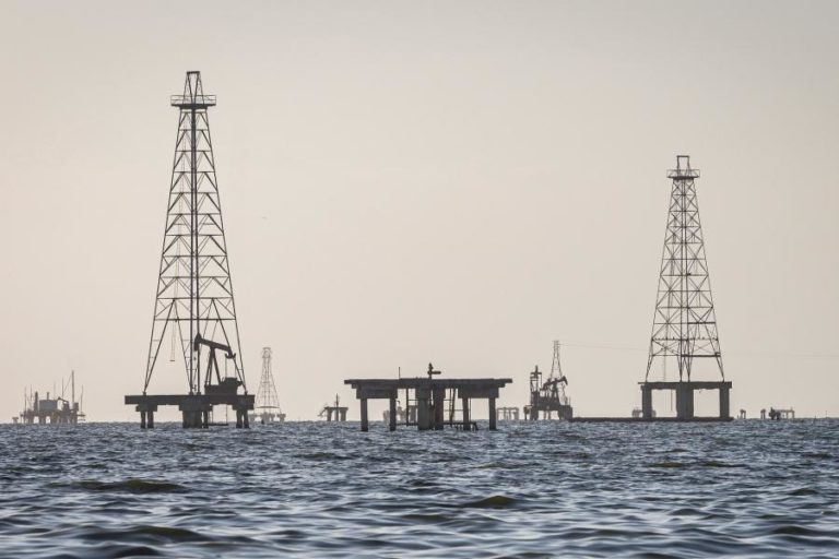 Produção de petróleo da OPEP cai 34% desde o início da guerra