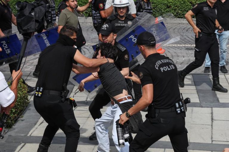 Perto de 400 manifestantes detidos em Istambul