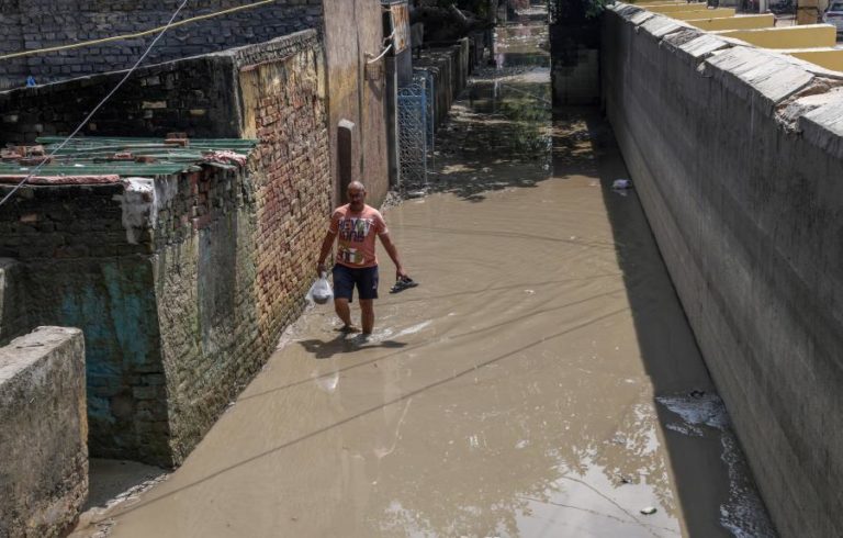 Número de mortos devido a tempestades no norte da Índia sobe para 111