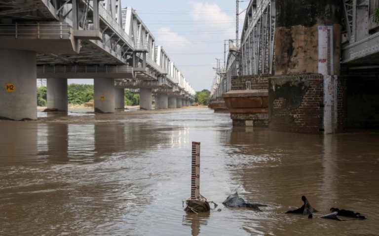 Pelo menos 89 mortos devido a tempestades no norte da Índia