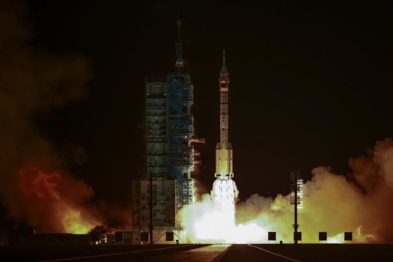 China apresenta missão espacial tripulada Shenzhou-23 com primeira astronauta de Hong Kong