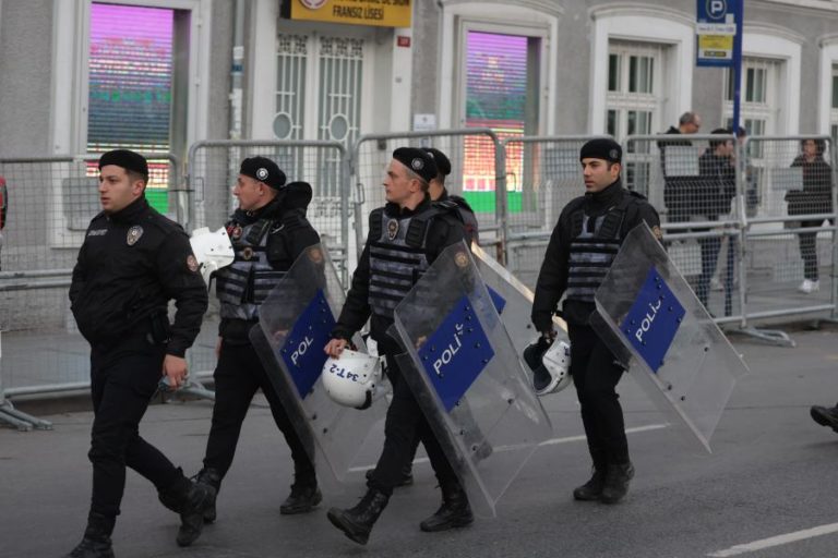 Atirador mata quatro pessoas e fere oito em ataque no sul da Turquia