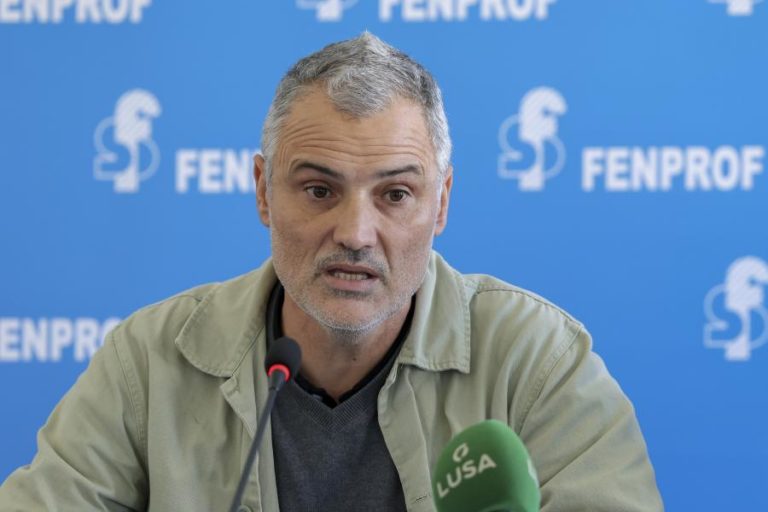 Professores consideram que propostas do Governo desvalorizam carreira docente — Fenprof