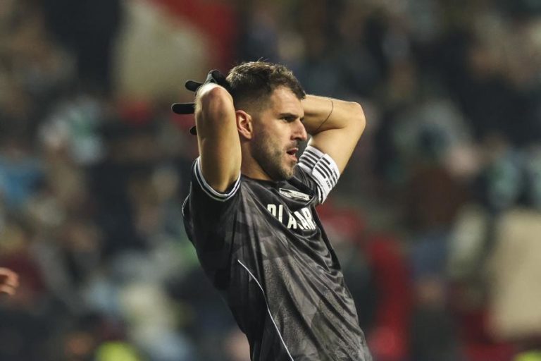 Nélson Oliveira diz que foi suspenso no Vitória por defender colega