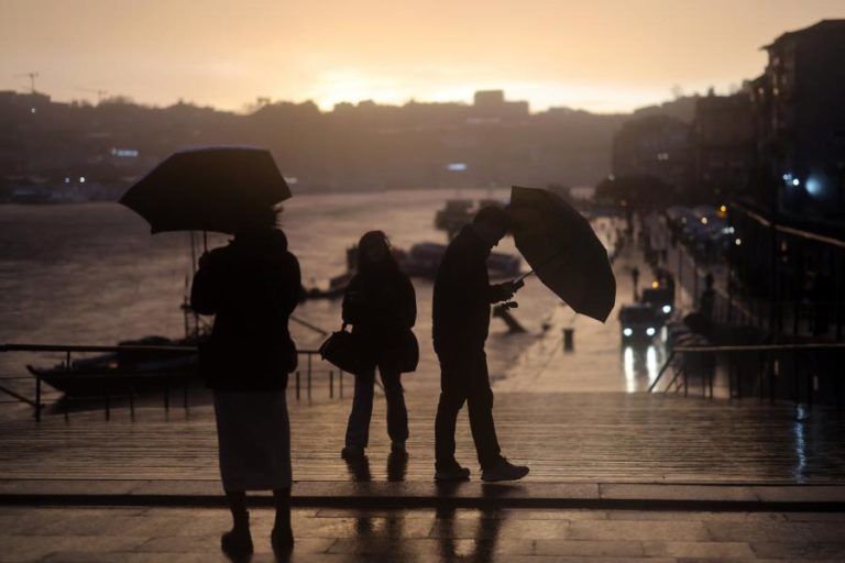 Catorze distritos sob aviso amarelo devido à chuva e vento forte