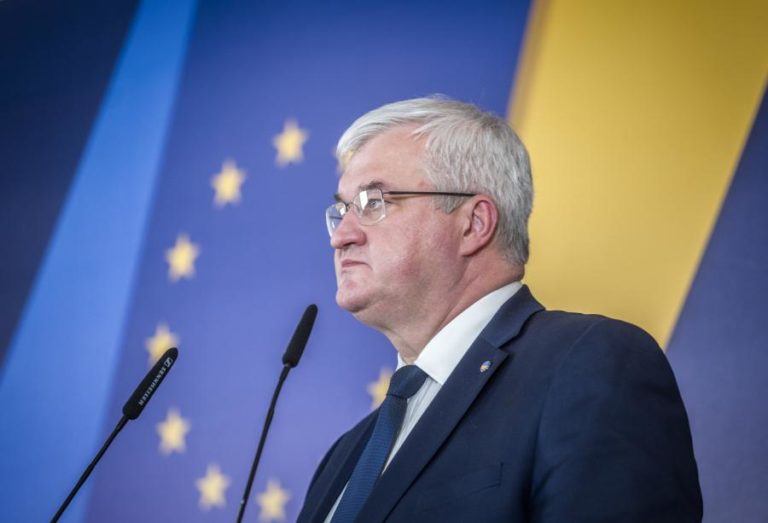 Kiev e europeus rejeitam ex-chanceler alemão Schroeder como mediador