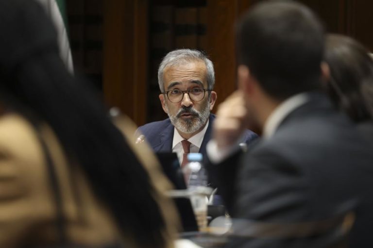 MNE não será ouvido esta semana pelo parlamento sobre uso das Lajes pelos EUA