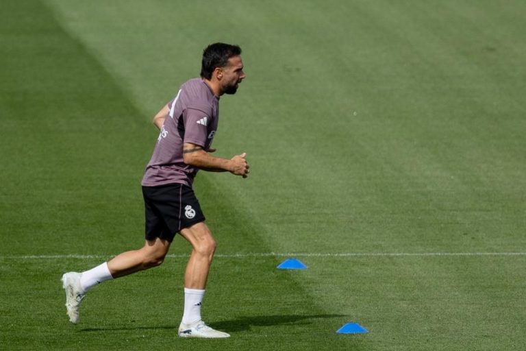 Defesa do Real Madrid e Espanha Dani Carvajal com fratura no pé direito