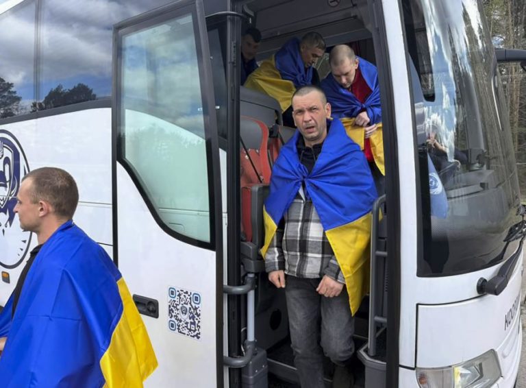 Moscovo e Kiev trocam 205 prisioneiros de guerra