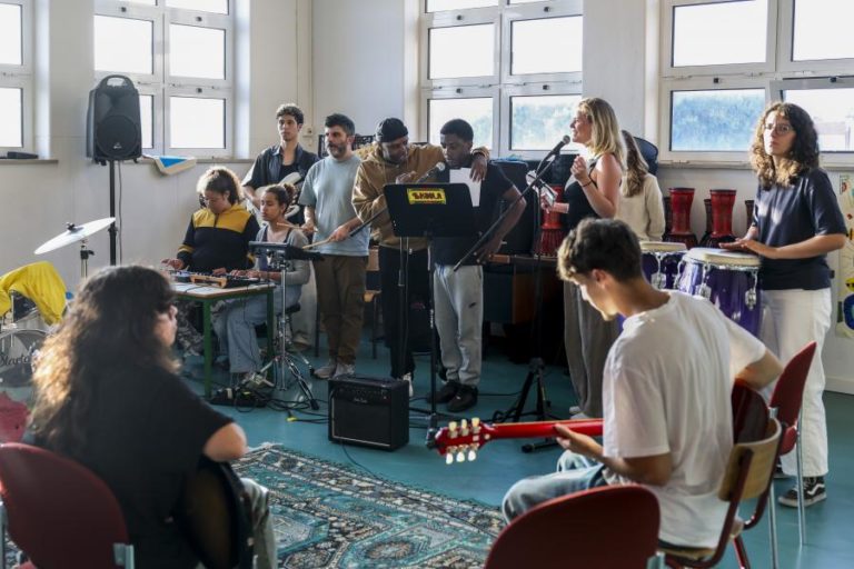 Skoola estimula o sonho num tempo difícil para novos músicos