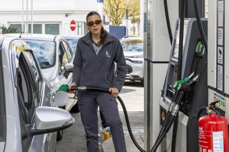 PS insiste na descida do IVA dos combustíveis e chama ao parlamento representantes das petrolíferas