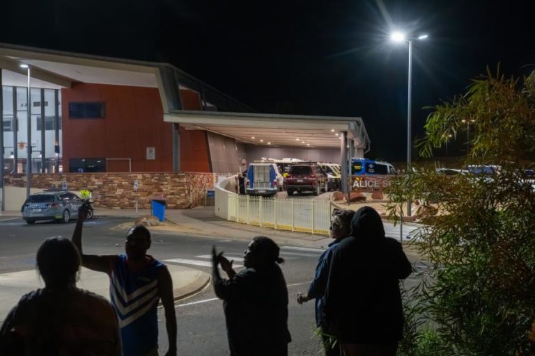Confrontos em cidade australiana após detenção de suspeito de homicídio de criança