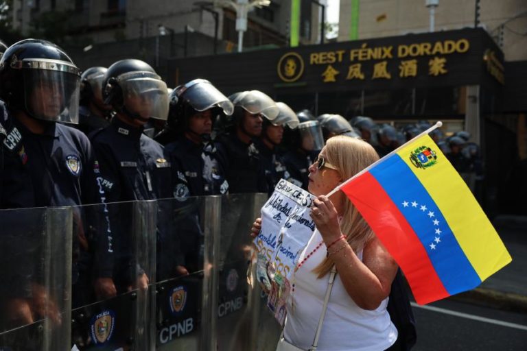 Centenas manifestaram-se na Venezuela para exigir melhores salários, democracia e liberdade