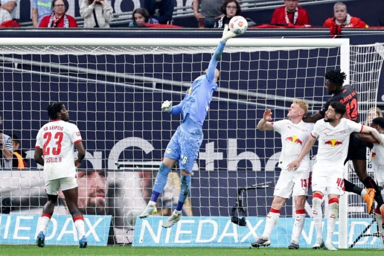 Bayer Leverkusen goleia Leipzig e reacende luta pelo terceiro lugar