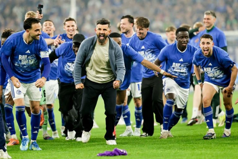 Schalke 04 confirma regresso à Liga alemã três anos depois