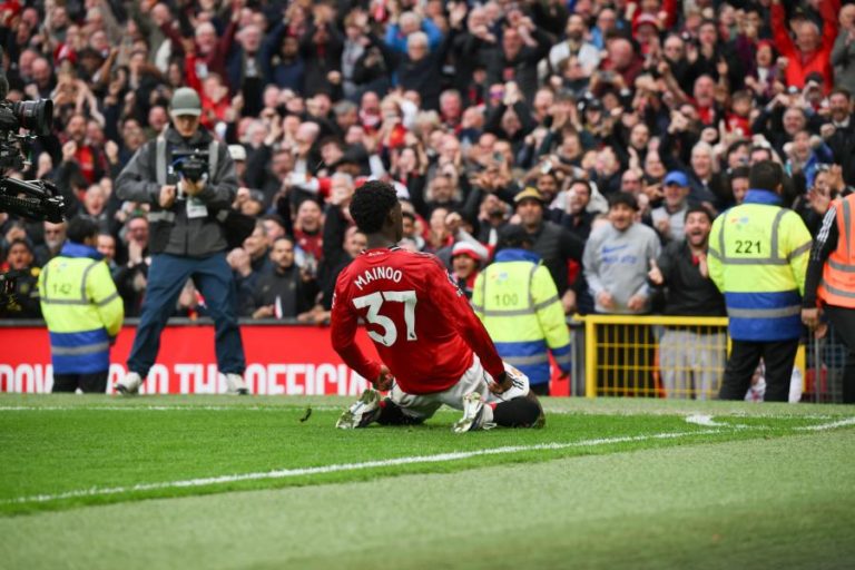 Estreia a marcar de Mainoo garante ao United triunfo sobre o Liverpool e regresso à ‘Champions’