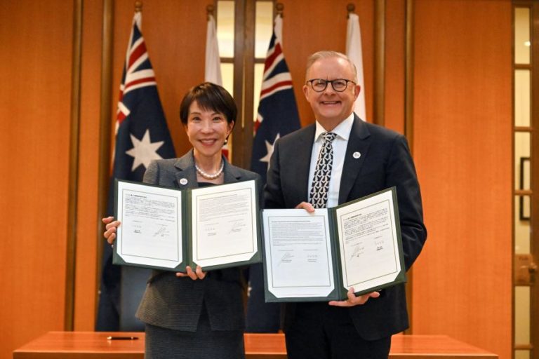 Austrália e Japão assinam seis acordos em segurança económica, energia e defesa