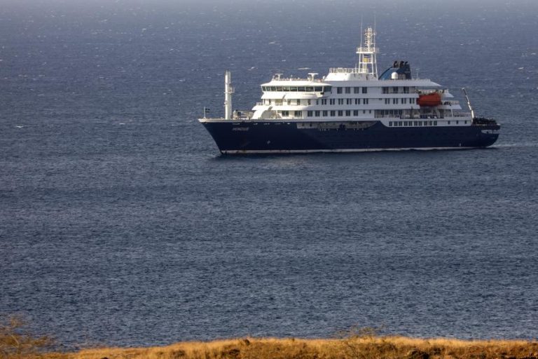 Cruxeiro neerlandês MV Hondius dá entrada no porto de Granadilla, em Tenerife
