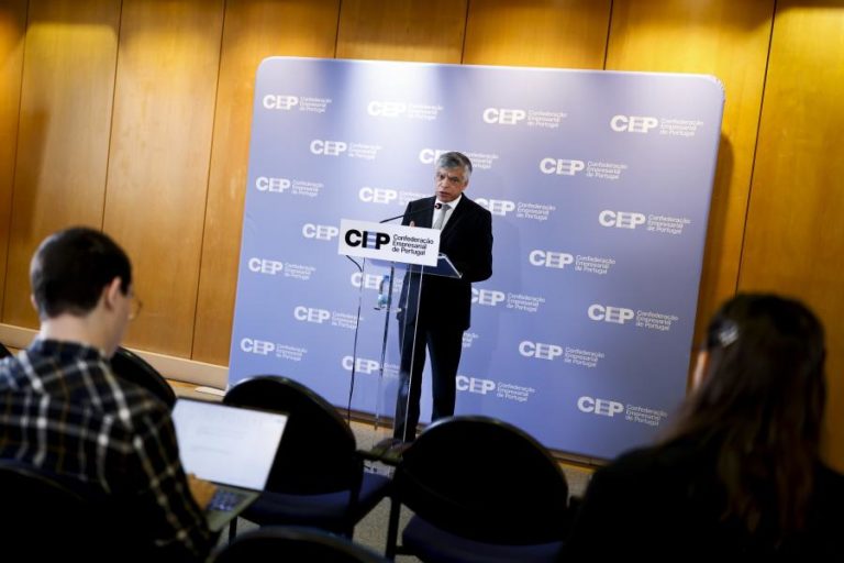 CIP deixa cair alterações na não reintegração após despedimento ilícito e cede no ‘outsourcing’