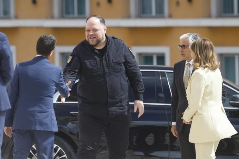 Europa tem de escolher se deixa “zonas cinzentas” para Rússia explorar – Líder do parlamento ucraniano