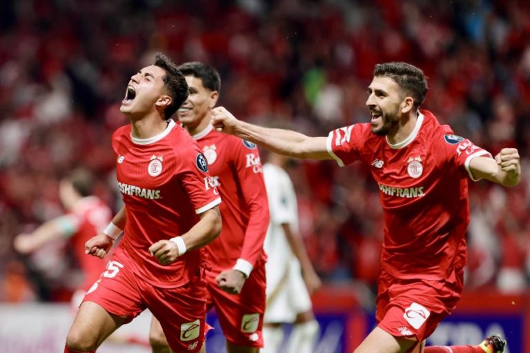Avançado Paulinho ‘bisa’ e Toluca está na final da ‘Champions’ da CONCACAF