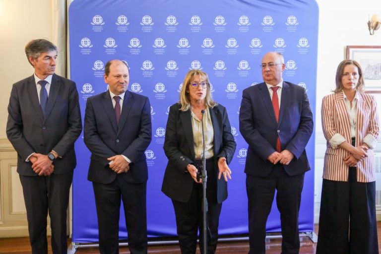 Governo quer negociar lei laboral com PS e Chega mas afasta descida da idade da reforma