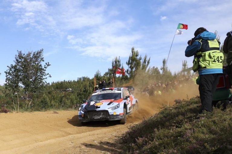 Adrien Fourmaux regressa à liderança do Rali de Portugla na manhã de sexta-feira