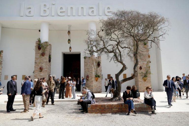 Bienal de Veneza abre hoje sob polémica e com visitantes no lugar do júri