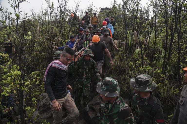 Encontrados dois últimos corpos dos turistas após erupção de vulcão na Indonésia
