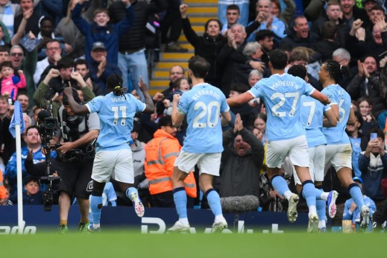 Manchester City vence e mantém pressão sobre o Arsenal