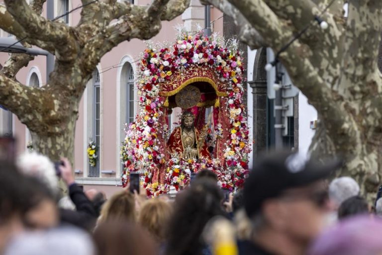 Chuva não travou jornada de fé na mudança da imagem do Santo Cristo em Ponta Delgada