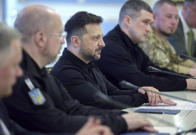 Zelensky acusou a Rússia de manter importação de material bélico