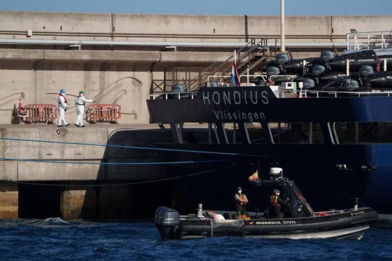 Hantavírus: Navio atraca nas Canárias para últimos desembarques devido ao mau estado do mar