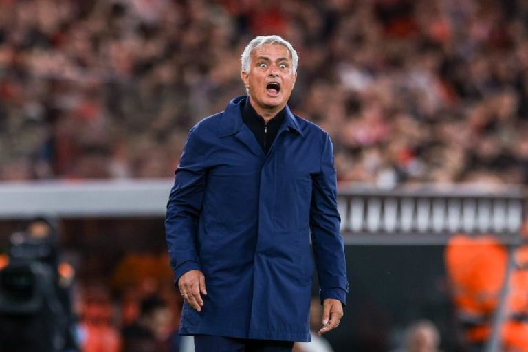 Mourinho tem proposta de renovação, mas só quer analisar no domingo