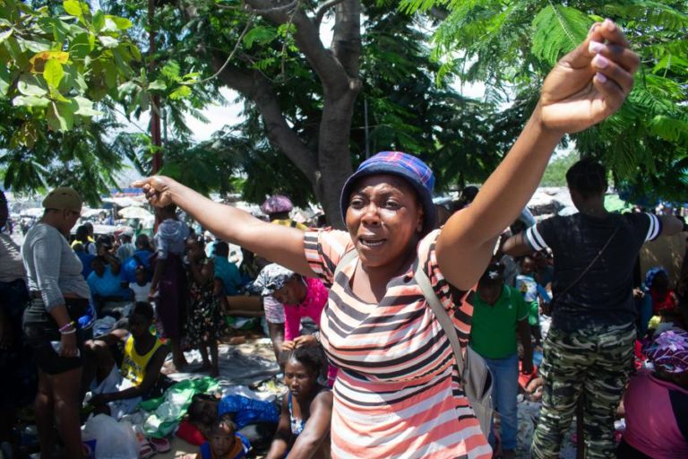 Residentes de bairro da capital do Haiti exigem proteção face à violência