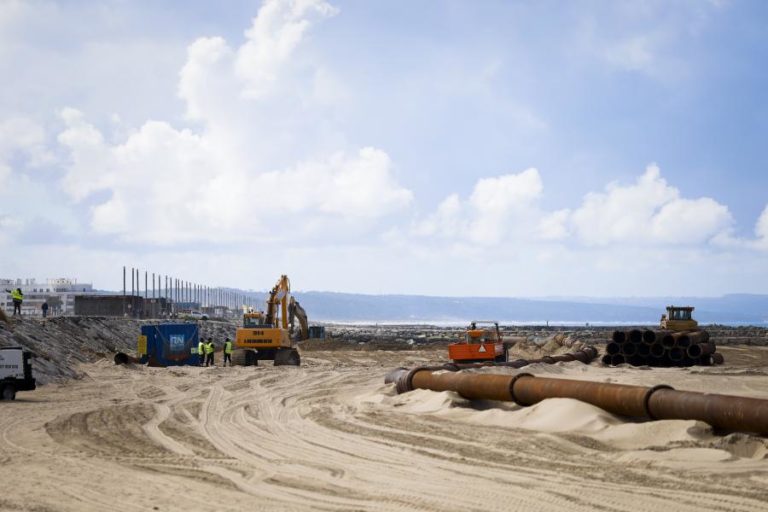 Manter a cidade na Caparica é “um compromisso para a vida” com a contenção do mar – Investigador