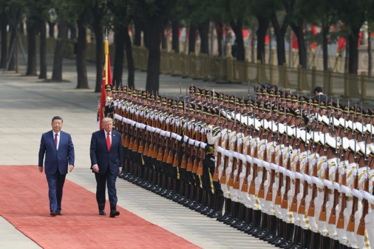 Trump chega ao Grande Salão do Povo para iniciar cimeira com Xi Jinping