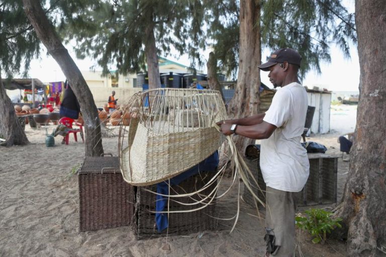 Cestos e móveis de palha feitos à mão alimentam famílias em Maputo
