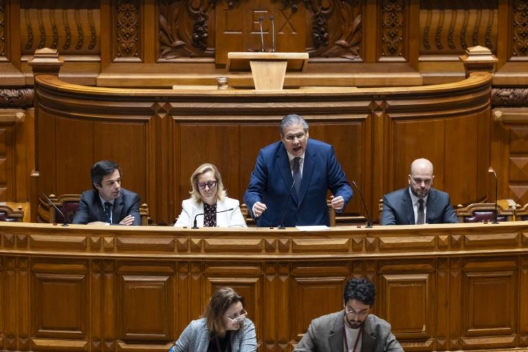 Irão: PS e BE criticam subserviência aos EUA, ministro rejeita e garante que lei é cumprida