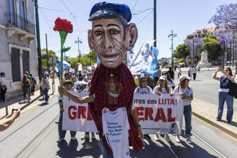 Fenprof leva milhares de professores à rua e anuncia adesão à greve geral