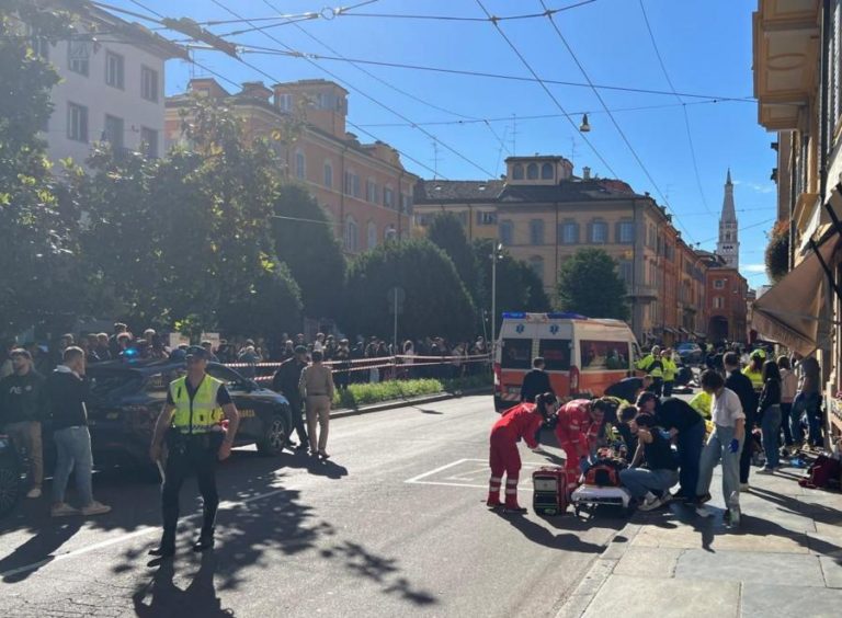 Oito feridos em atropelamento e tentativa de fuga na cidade italiana de Modena