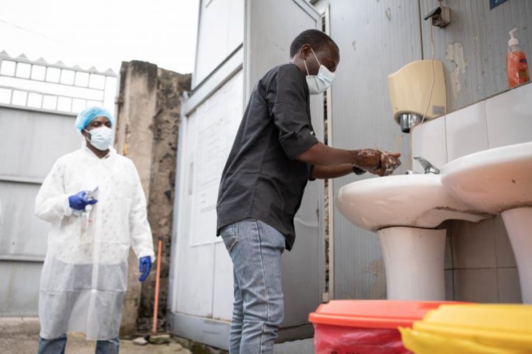 RDCongo reforça medidas sanitárias no epicentro do surto de Ébola e limita reuniões