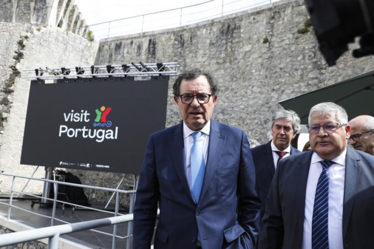 Combustível para aviões não será problema para turismo em Portugal — ministro