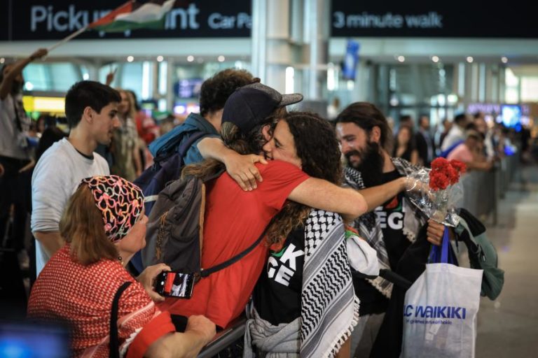 Ativistas portugueses detidos em Israel chegaram hoje a Portugal